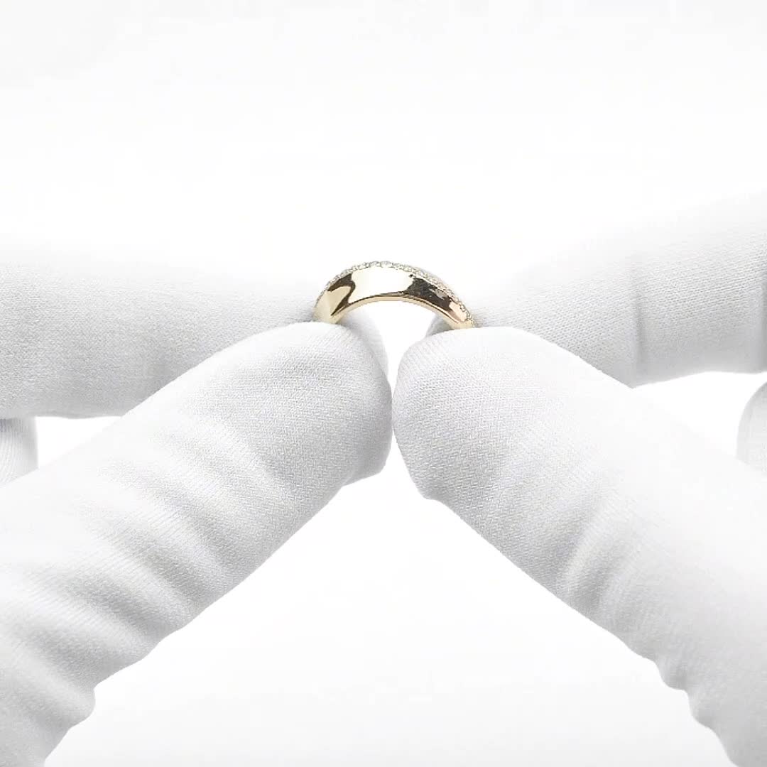 Золотое кольцо с фианитами и сатиновым нанесением